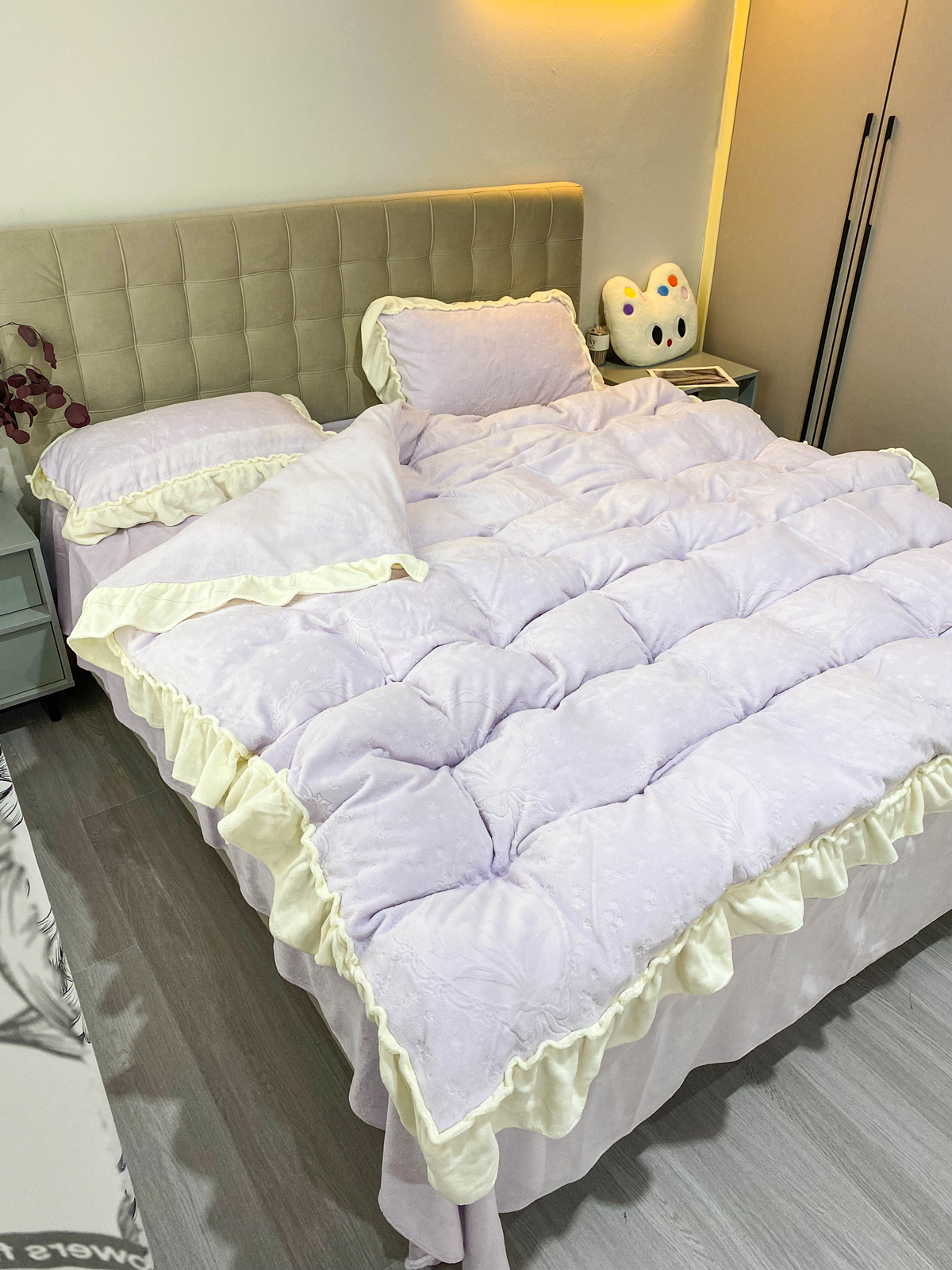 91家纺网 家纺一手货源 找家纺 （总）丽涵家纺 2025新款雕花牛奶绒公主风花边四件套保暖三件套郁香漫境