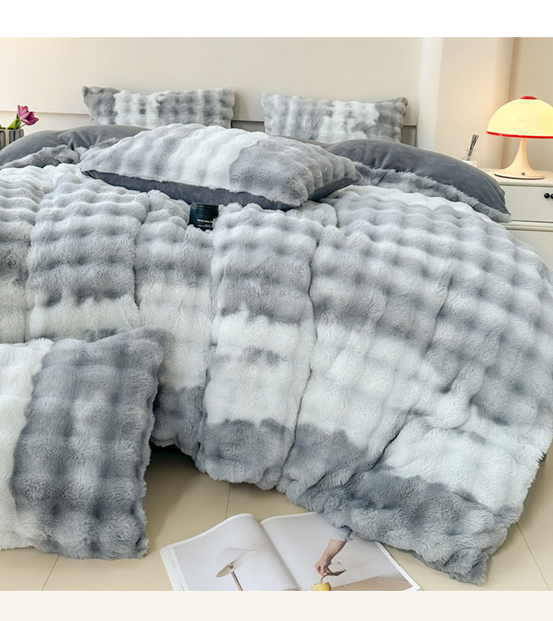 91家纺网 家纺一手货源 找家纺 一比一 2023新款兔毛七彩印花牛奶绒四件套 七彩灰色