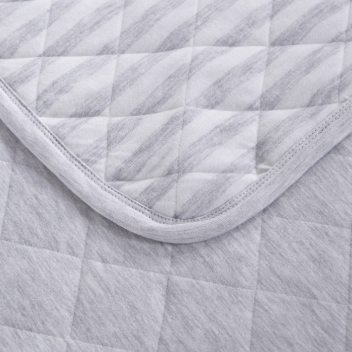 91家纺网 家纺一手货源 找家纺 琪琪阁家纺 细条纹针织棉夏被平行世界灰