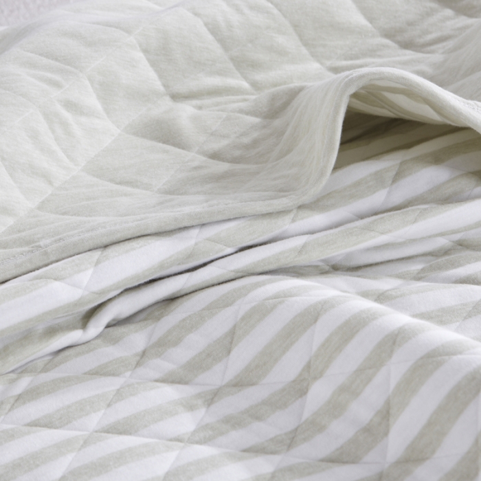 91家纺网 家纺一手货源 找家纺 琪琪阁家纺 细条纹针织棉夏被平行世界绿