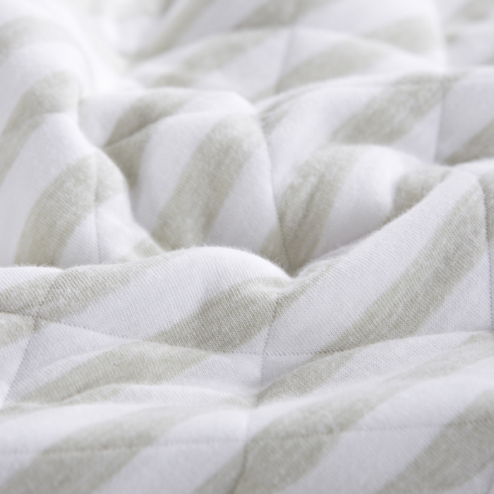 91家纺网 家纺一手货源 找家纺 琪琪阁家纺 细条纹针织棉夏被平行世界绿