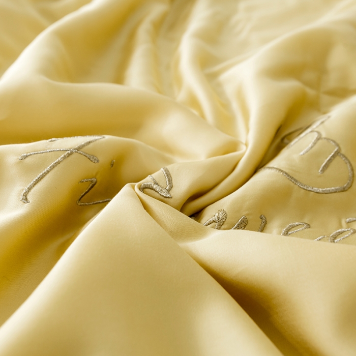 91家纺网 家纺一手货源 找家纺 润缦家纺 2019新款60天丝夏被比心系列 日光黄