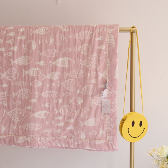 91家纺网 家纺一手货源 找家纺 润缦家纺 2019全棉双层纱夏被 小鱼粉