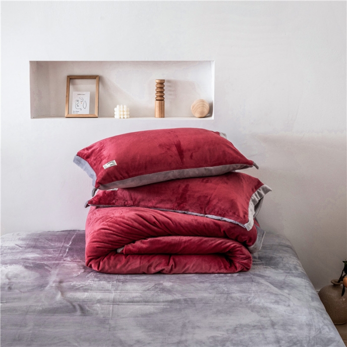 91家纺网 家纺一手货源 找家纺 润缦 2019新款牛奶绒终版四件套 草莓红浅灰