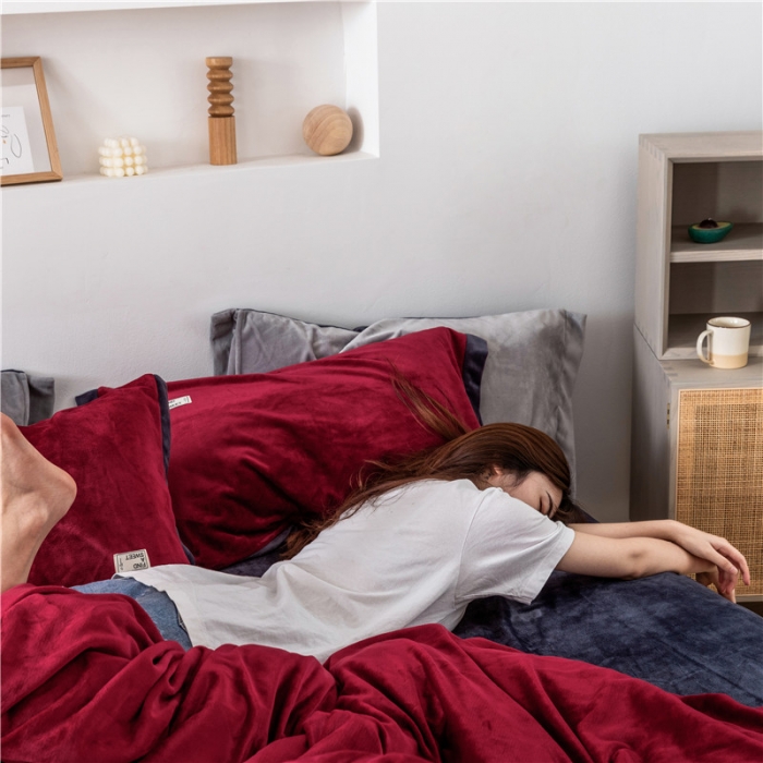 91家纺网 家纺一手货源 找家纺 润缦 2019新款牛奶绒终版四件套 酒红深灰