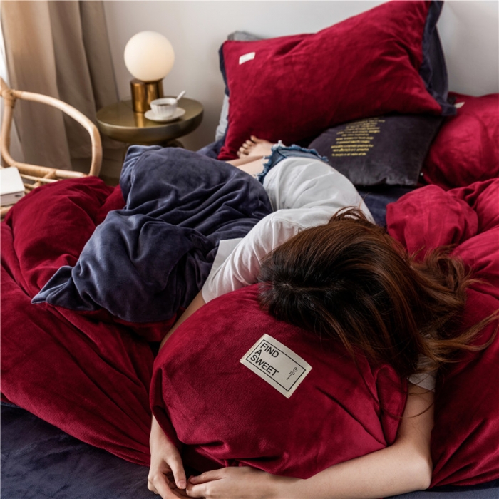 91家纺网 家纺一手货源 找家纺 润缦 2019新款牛奶绒终版四件套 酒红深灰