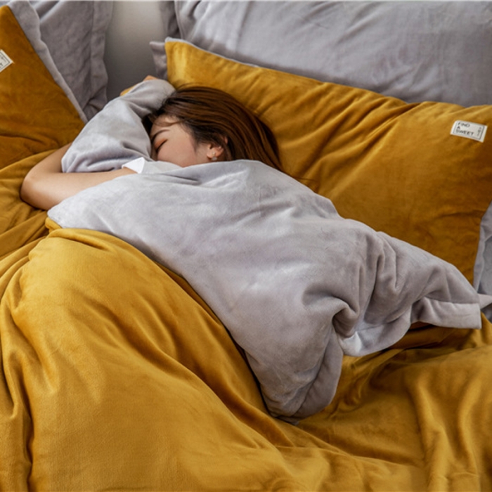 91家纺网 家纺一手货源 找家纺 润缦 2019新款牛奶绒终版四件套 秋黄浅灰