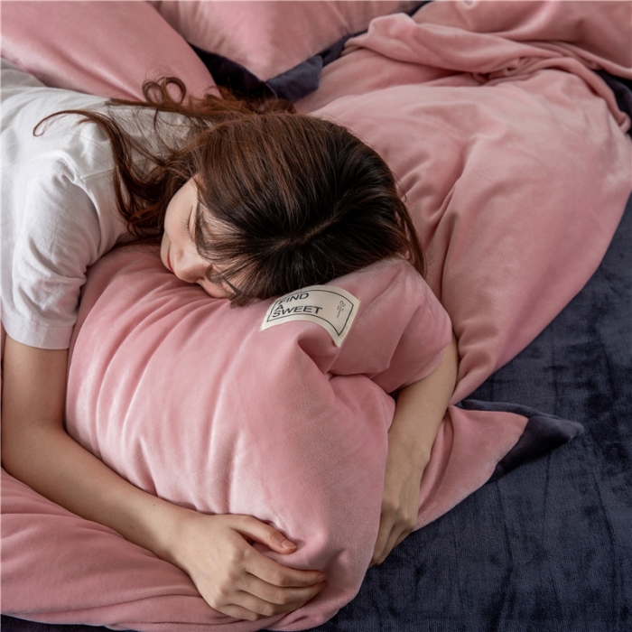 91家纺网 家纺一手货源 找家纺 润缦 2019新款牛奶绒终版四件套 橡皮粉深灰