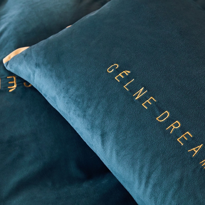 91家纺网 家纺一手货源 找家纺 安妮2020赛琳娜丽丝绒水晶绒四件套床单款带包装棚拍图月光蓝