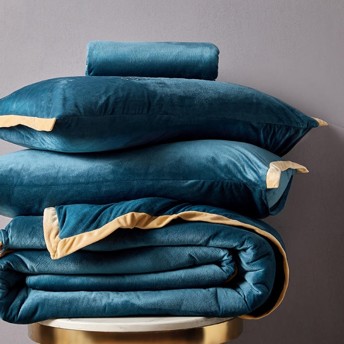 91家纺网 家纺一手货源 找家纺 安妮2020赛琳娜丽丝绒水晶绒四件套床单款带包装棚拍图月光蓝