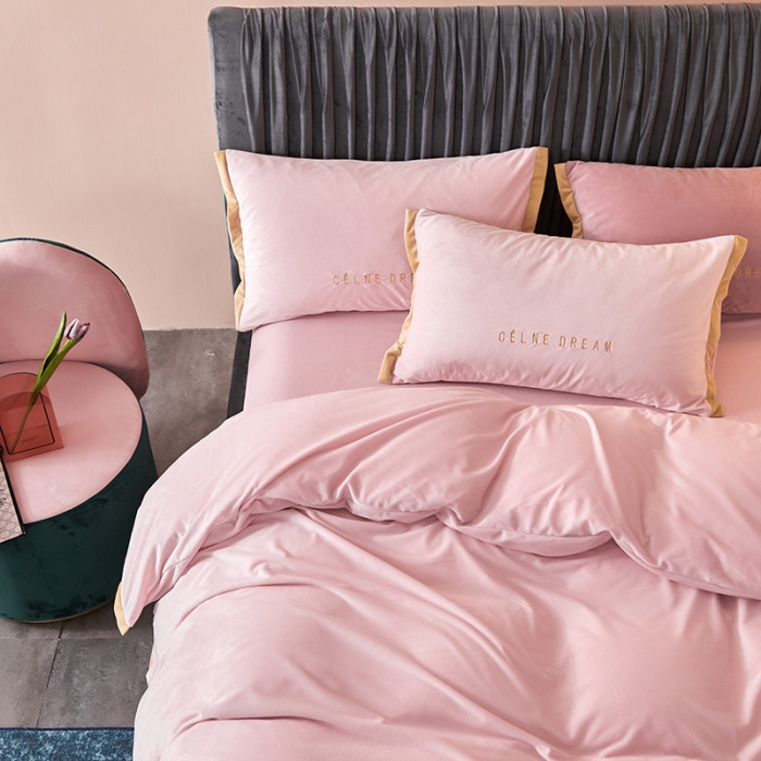 91家纺网 家纺一手货源 找家纺 安妮2020赛琳娜丽丝绒水晶绒四件套床单款带包装棚拍图 粉玉