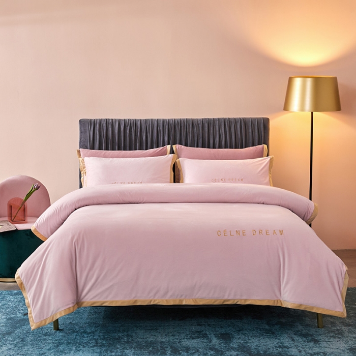 91家纺网 家纺一手货源 找家纺 安妮2020赛琳娜丽丝绒水晶绒四件套床单款带包装棚拍图 粉玉