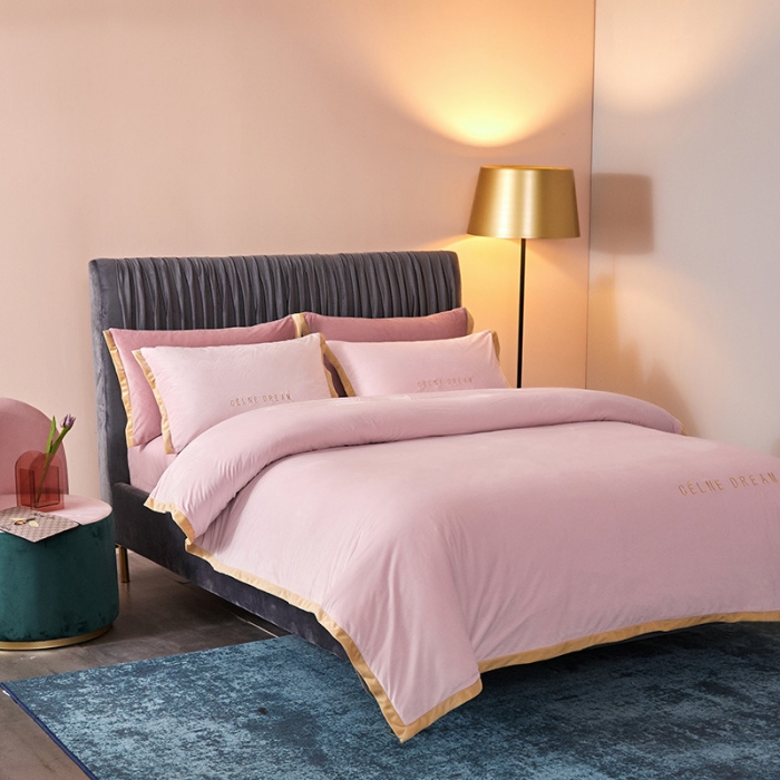 91家纺网 家纺一手货源 找家纺 安妮2020赛琳娜丽丝绒水晶绒四件套床单款带包装棚拍图 粉玉