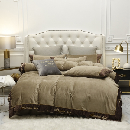 91家纺网 家纺一手货源 找家纺 米奈 水晶绒绣花贴边挚爱系列水晶绒四件套 咖色