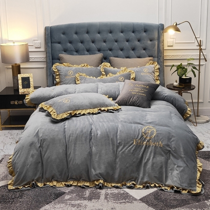 91家纺网 家纺一手货源 找家纺 米奈 2020新款水晶绒荷叶边绣花四件套伊琳系列实拍图 浅灰