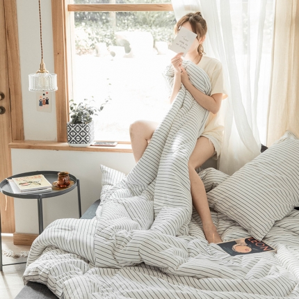 91家纺网 家纺一手货源 找家纺 北欧良品 水洗棉春秋被冬被 白细条