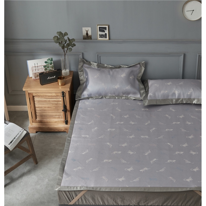 91家纺网 家纺一手货源 找家纺 时年家纺 2018新款冰露丝养生席提花欧式系列 豹子-蓝紫