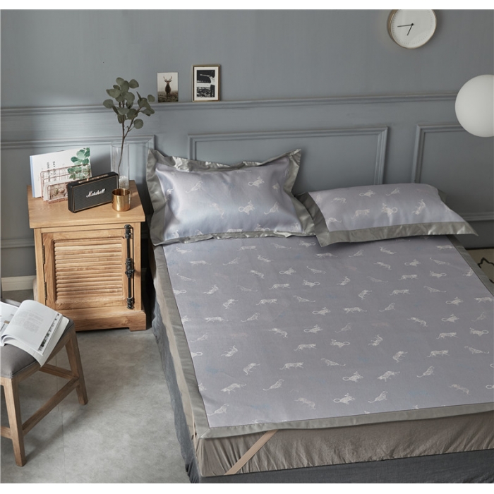 91家纺网 家纺一手货源 找家纺 时年家纺 2018新款冰露丝养生席提花欧式系列 豹子-蓝紫