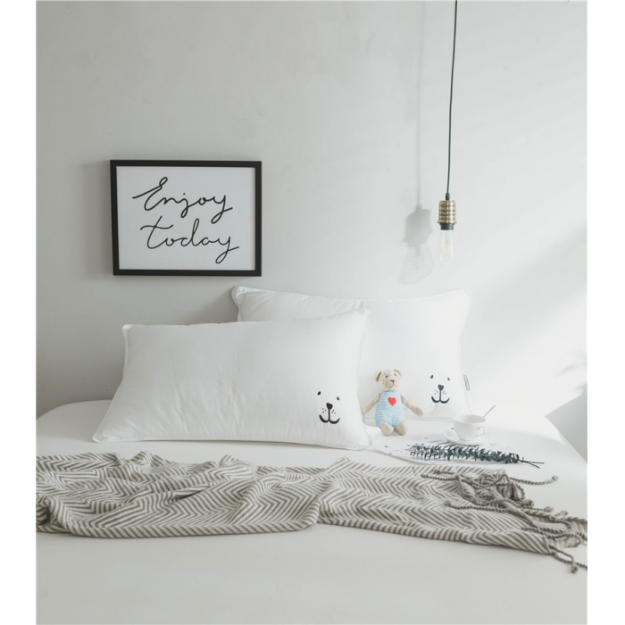 91家纺网 家纺一手货源 找家纺 时年家纺2018新款80贡缎绣花枕芯48*74cm BoBo