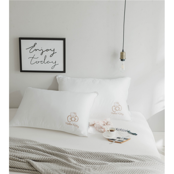 91家纺网 家纺一手货源 找家纺 时年家纺 新款80贡缎绣花枕芯48*74cm Kitty