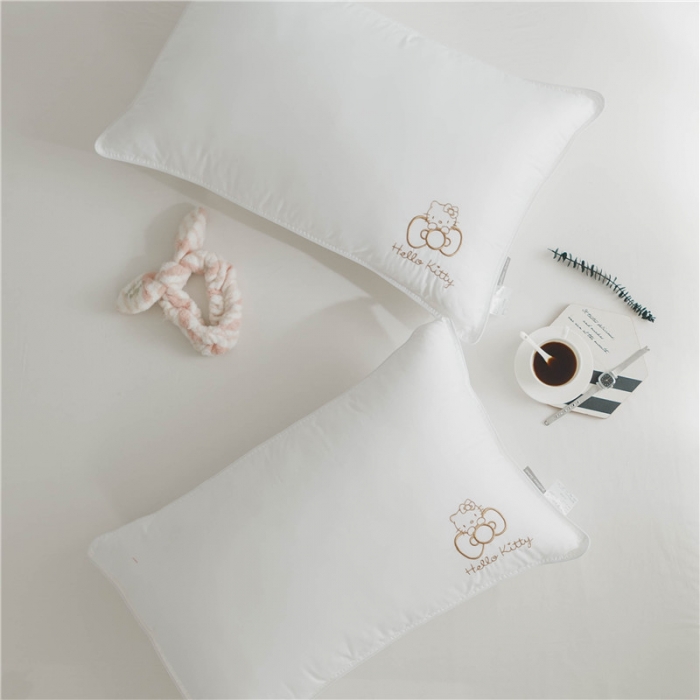 91家纺网 家纺一手货源 找家纺 时年家纺 新款80贡缎绣花枕芯48*74cm Kitty