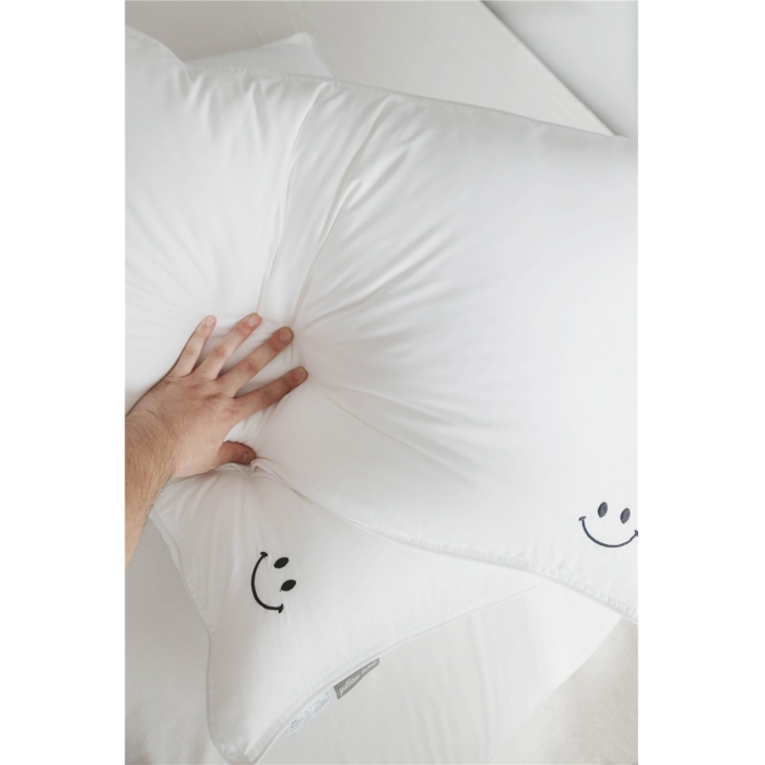 91家纺网 家纺一手货源 找家纺 时年家纺 2018新款80贡缎绣花枕芯48*74cm 笑脸