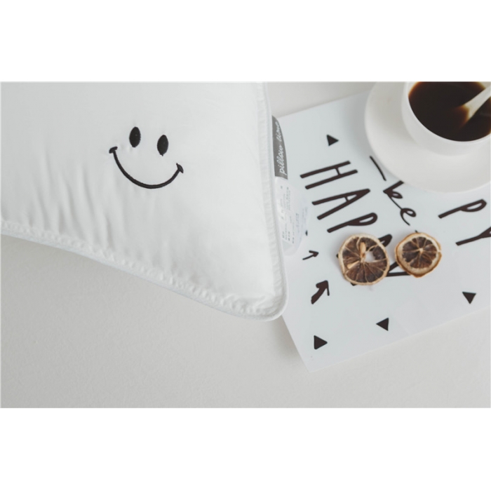 91家纺网 家纺一手货源 找家纺 时年家纺 2018新款80贡缎绣花枕芯48*74cm 笑脸