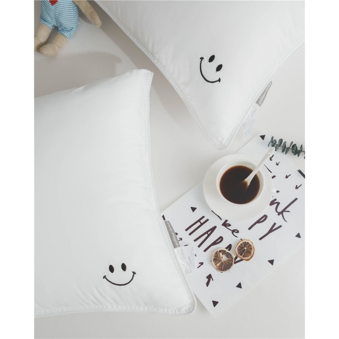 91家纺网 家纺一手货源 找家纺 时年家纺 2018新款80贡缎绣花枕芯48*74cm 笑脸