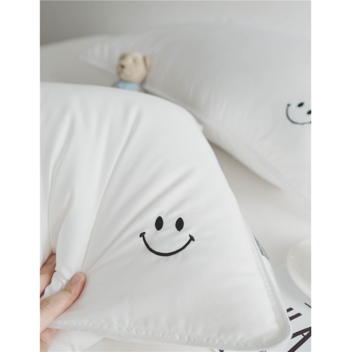 91家纺网 家纺一手货源 找家纺 时年家纺 2018新款80贡缎绣花枕芯48*74cm 笑脸