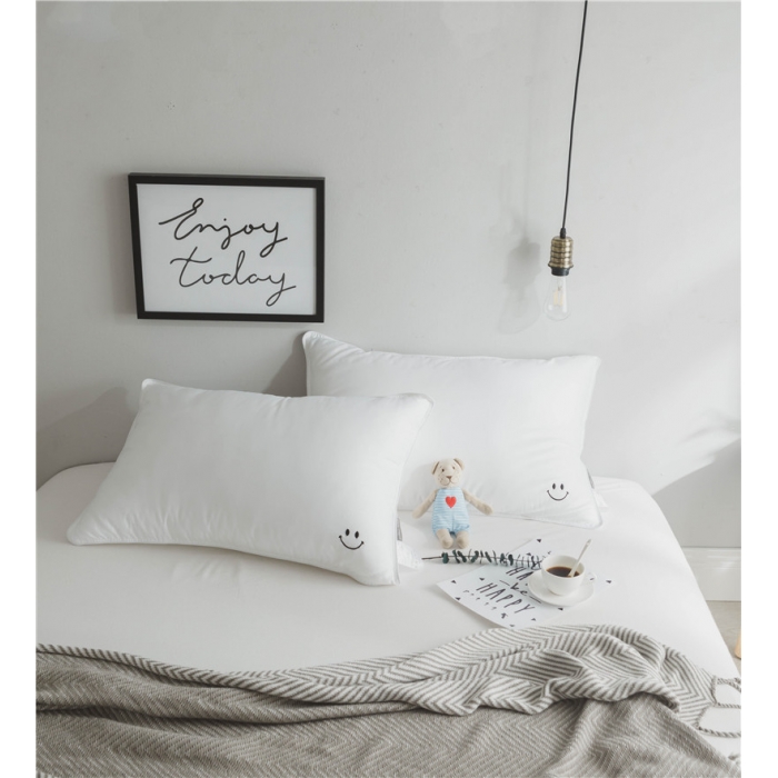 91家纺网 家纺一手货源 找家纺 时年家纺 2018新款80贡缎绣花枕芯48*74cm 笑脸