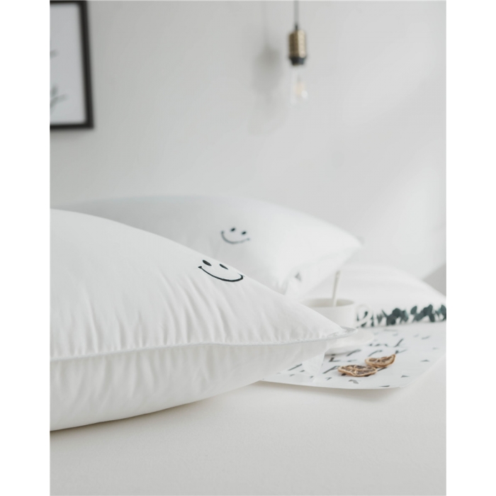 91家纺网 家纺一手货源 找家纺 时年家纺 2018新款80贡缎绣花枕芯48*74cm 笑脸