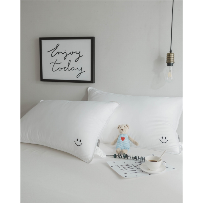 91家纺网 家纺一手货源 找家纺 时年家纺 2018新款80贡缎绣花枕芯48*74cm 笑脸