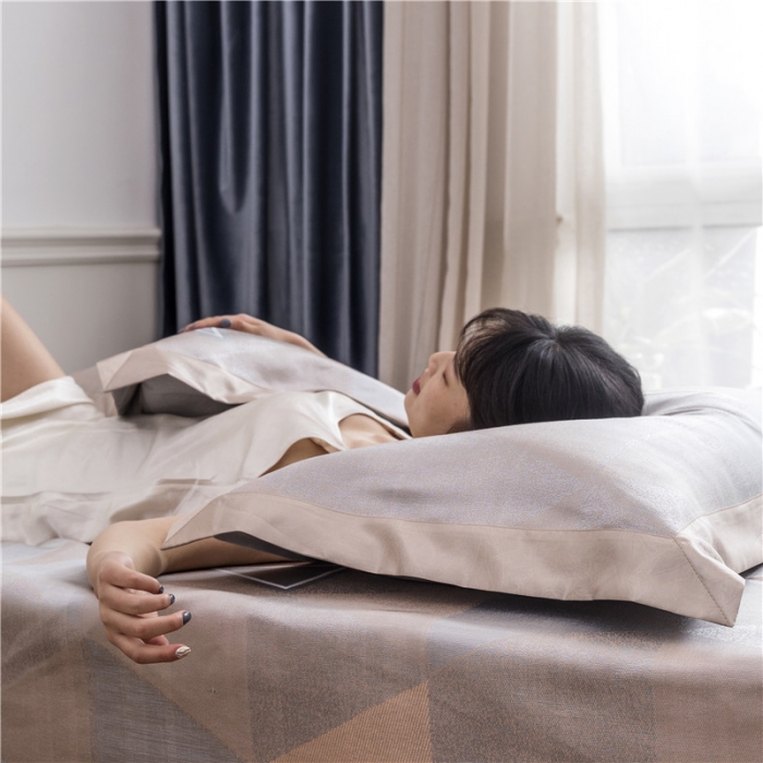 91家纺网 家纺一手货源 找家纺 时年家纺 2019新款凉席冰丝席冰露丝床笠款 渐变三角-金