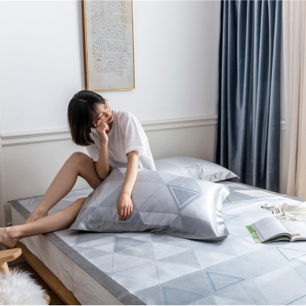 91家纺网 家纺一手货源 找家纺 时年家纺 2019新款凉席冰丝席冰露丝提花款 渐变三角