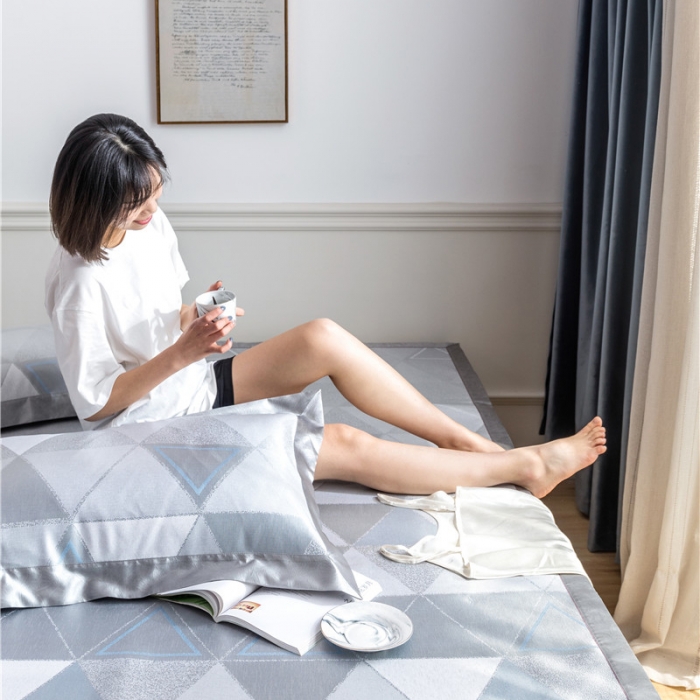 91家纺网 家纺一手货源 找家纺 时年家纺 2019新款凉席冰丝席冰露丝提花款 渐变三角