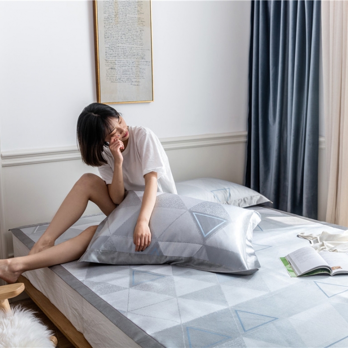 91家纺网 家纺一手货源 找家纺 时年家纺 2019新款凉席冰丝席冰露丝提花款 渐变三角