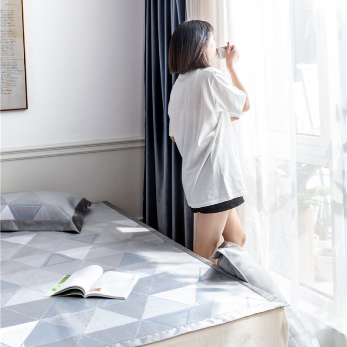 91家纺网 家纺一手货源 找家纺 时年家纺 2019新款凉席冰丝席冰露丝提花款 渐变三角