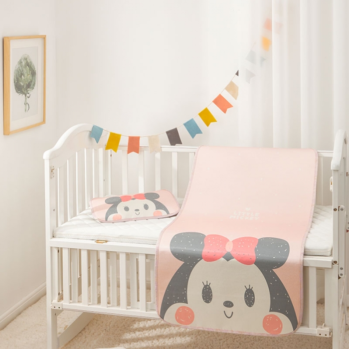 91家纺网 家纺一手货源 找家纺 时年冰露丝婴童席60*120+枕套送荞麦枕头棚拍mini女孩