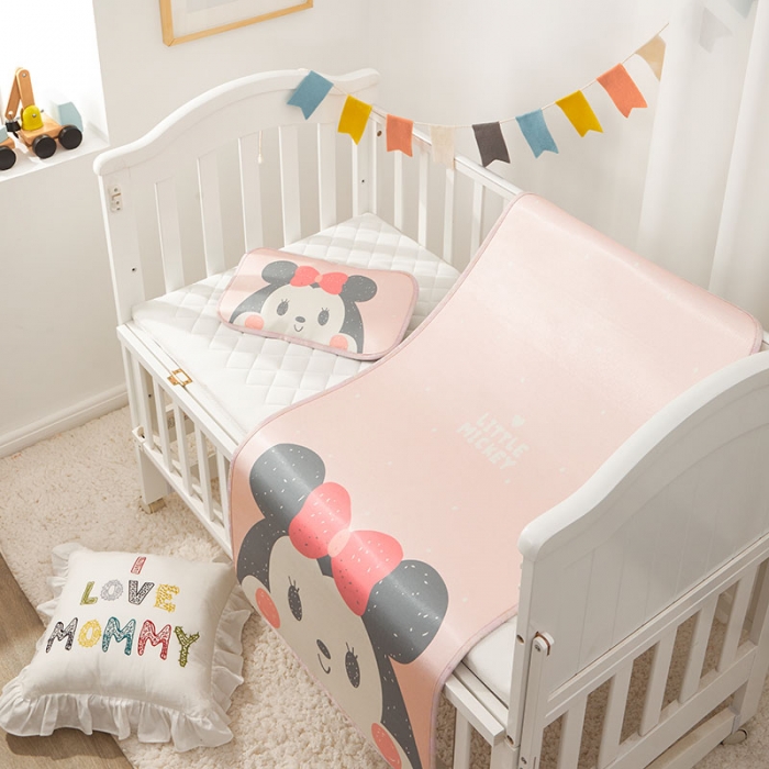 91家纺网 家纺一手货源 找家纺 时年冰露丝婴童席60*120+枕套送荞麦枕头棚拍mini女孩