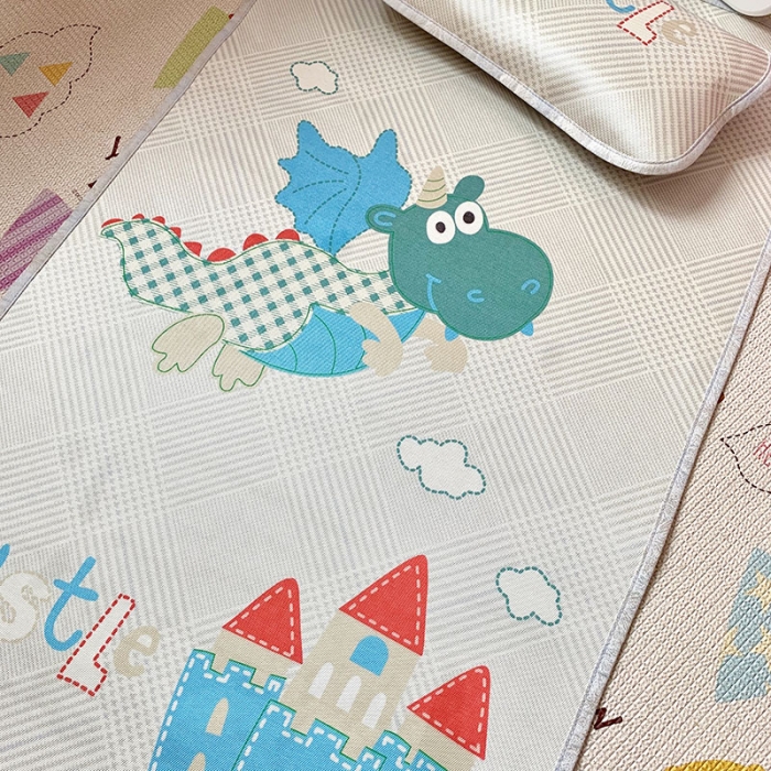 91家纺网 家纺一手货源 找家纺 时年冰露丝婴童席60*120+枕套（送荞麦枕头）实拍恐龙宝宝