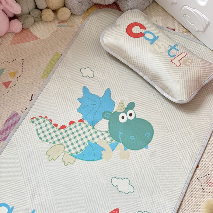 91家纺网 家纺一手货源 找家纺 时年冰露丝婴童席60*120+枕套（送荞麦枕头）实拍恐龙宝宝