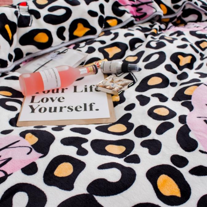 91家纺网 家纺一手货源 找家纺 顾里家纺 加厚保暖牛奶绒套件 豹纹红唇