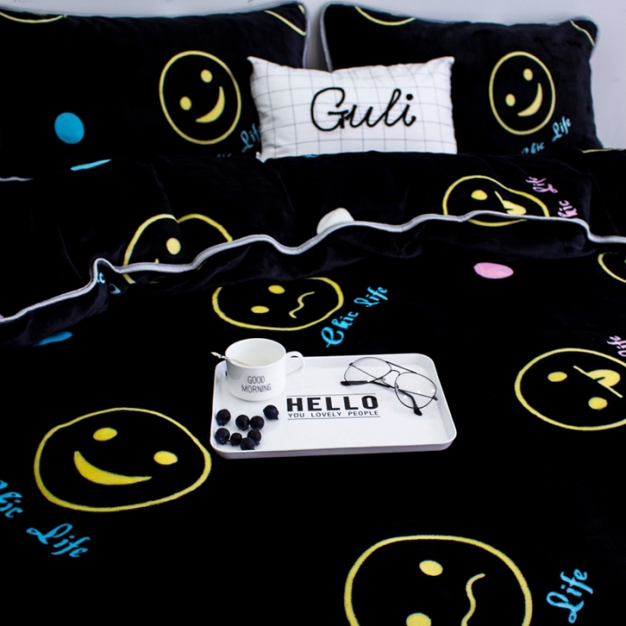 91家纺网 家纺一手货源 找家纺 顾里家纺 加厚保暖牛奶绒套件 chic笑脸