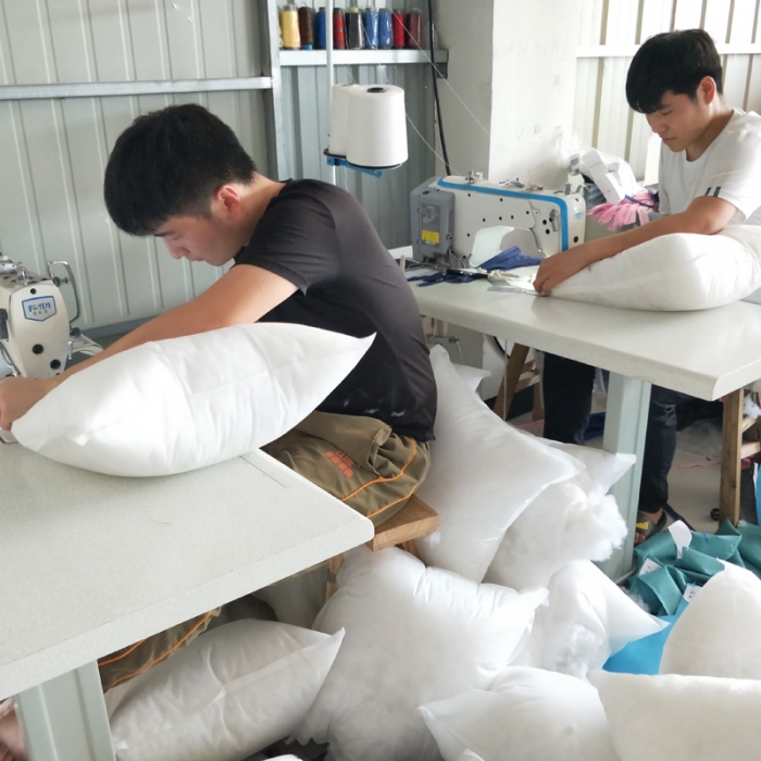 91家纺网 家纺一手货源 找家纺 李帅家居 厂家直销加厚无纺布枕芯抱枕芯跑量枕头批发方枕芯靠垫