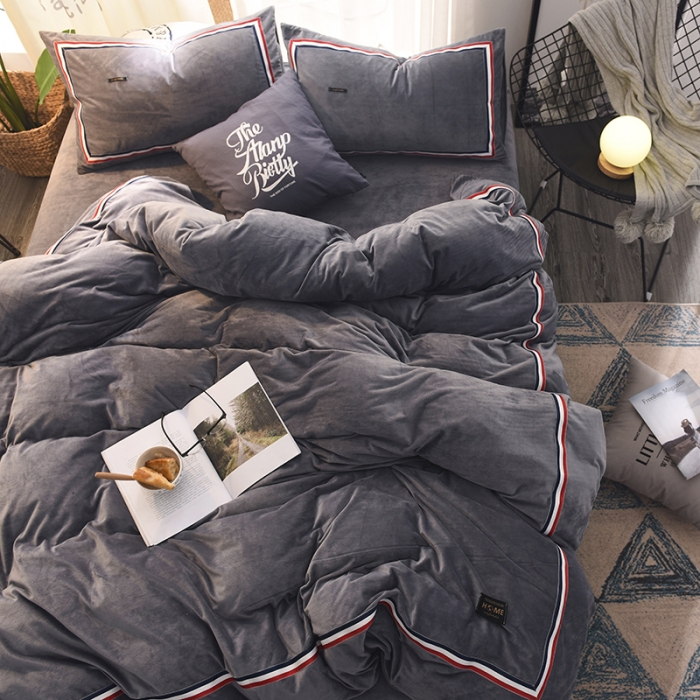 91家纺网 家纺一手货源 找家纺 艾米家居 水晶绒珊瑚绒法莱绒织带运动北欧风四件套气质灰