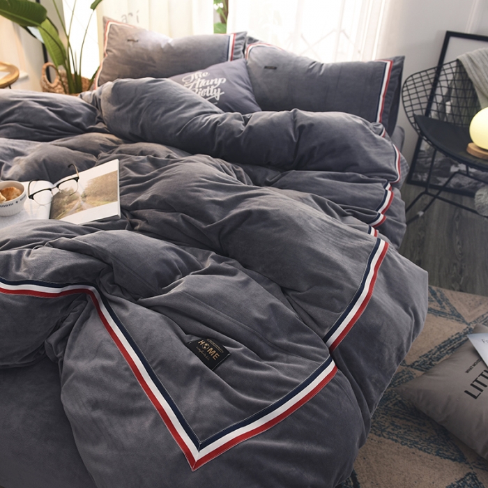 91家纺网 家纺一手货源 找家纺 艾米家居 水晶绒珊瑚绒法莱绒织带运动北欧风四件套气质灰