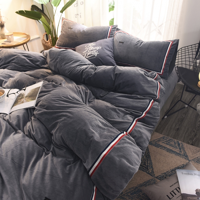 91家纺网 家纺一手货源 找家纺 艾米家居 水晶绒珊瑚绒法莱绒织带运动北欧风四件套气质灰