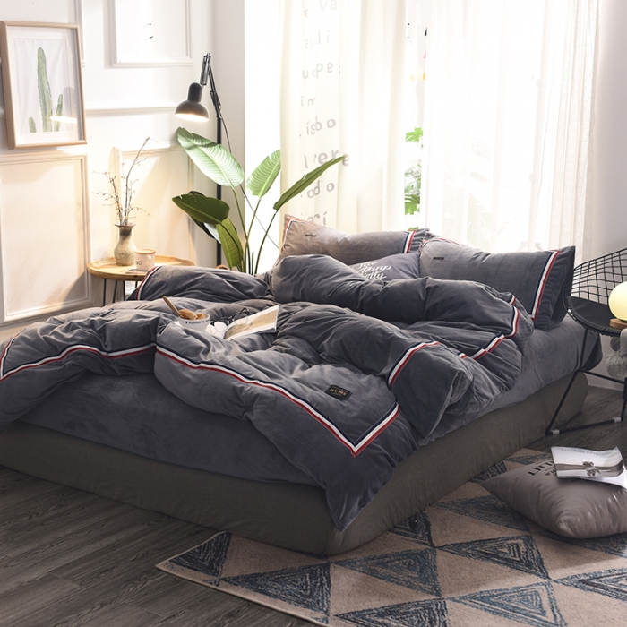 91家纺网 家纺一手货源 找家纺 艾米家居 水晶绒珊瑚绒法莱绒织带运动北欧风四件套气质灰