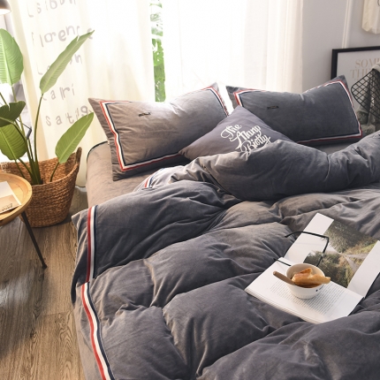 91家纺网 家纺一手货源 找家纺 艾米家居 水晶绒珊瑚绒法莱绒织带运动北欧风四件套气质灰