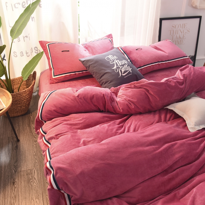 91家纺网 家纺一手货源 找家纺 艾米家居 水晶绒珊瑚绒法莱绒织带运动北欧风四件套玛瑙红